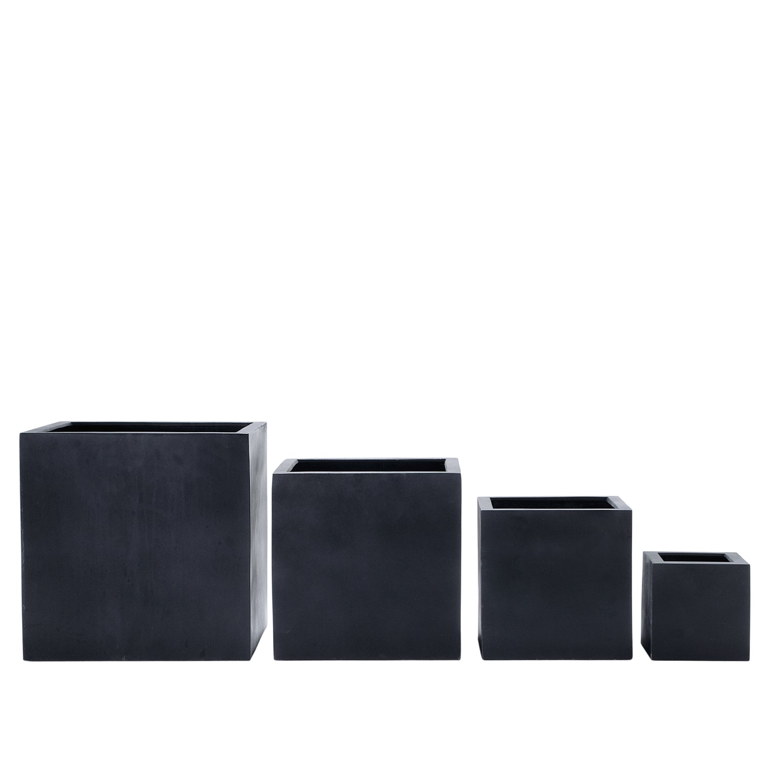 Blumentopf in Schwarz, ideal für moderne Gartenlayouts und stilvolle Außenbereiche. Diese Kollektion von kubischen Blumenkübeln bietet ein zeitgemäßes Design, das besonders gut mit minimalistischen und urbanen Ästhetiken harmoniert. Verfügbar in verschiedenen Größen, erlauben sie flexible Pflanzenarrangements von kleinen Blüten bis hin zu großen Zierpflanzen. Ihr robustes, elegantes Erscheinungsbild macht sie zu einer beliebten Wahl für Terrassen, Balkone und Innenhöfe.