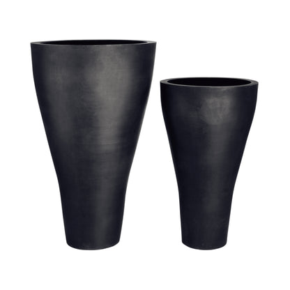 Blumentopf konisch in Schwarz, perfekt für stilvolle Außenbereiche wie Terrassen, Gärten und Eingangsbereiche. Diese hohen Blumenkübel mit ihrer eleganten, nach unten verjüngten Form bieten eine besondere Optik und setzen moderne Akzente. Sie sind ideal für hohe Pflanzen oder dekorative Arrangements und bestehen aus wetterfestem Material, das für Langlebigkeit und Stabilität sorgt. Ihr minimalistisches Design fügt sich harmonisch in jede Umgebung ein.