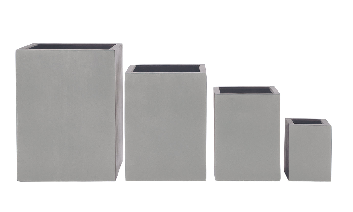 Blumentopf kubisch in Grau, ideal fuer stilvolle Terrassen, Gaerten und Wohnraeume. Diese quadratischen Blumenkuebel bieten eine zeitlose und moderne Optik, die sich perfekt in minimalistische oder urbane Umgebungen einfuegt. Durch ihre stabile Bauweise eignen sie sich hervorragend fuer verschiedene Pflanzenarten, von kleinen Straeuchern bis zu groesseren Gewaechsen. Robustes Material sorgt fuer eine lange Lebensdauer und macht sie sowohl fuer den Innen- als auch fuer den Aussenbereich geeignet.