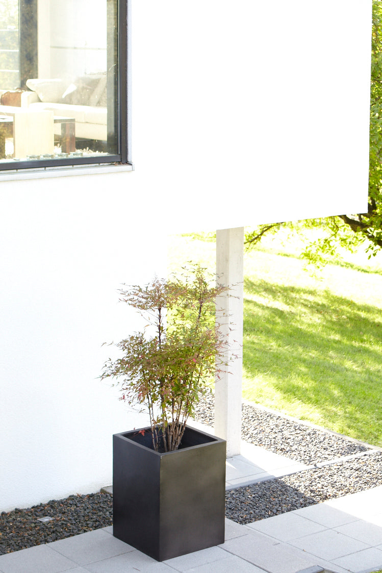Blumentopf kubisch in Schwarz, ideal für die stilvolle Gestaltung von Terrassen, Gärten und Eingangsbereichen. Dieser quadratische Blumenkübel bietet eine moderne Optik und passt perfekt zu minimalistischen Architekturen. Die stabile Bauweise sorgt für eine lange Haltbarkeit, während die schwarze Farbe einen eleganten Kontrast zu grünen Pflanzen schafft. Wetterfest und pflegeleicht, eignet sich dieser Blumentopf optimal für den Innen- und Außenbereich.