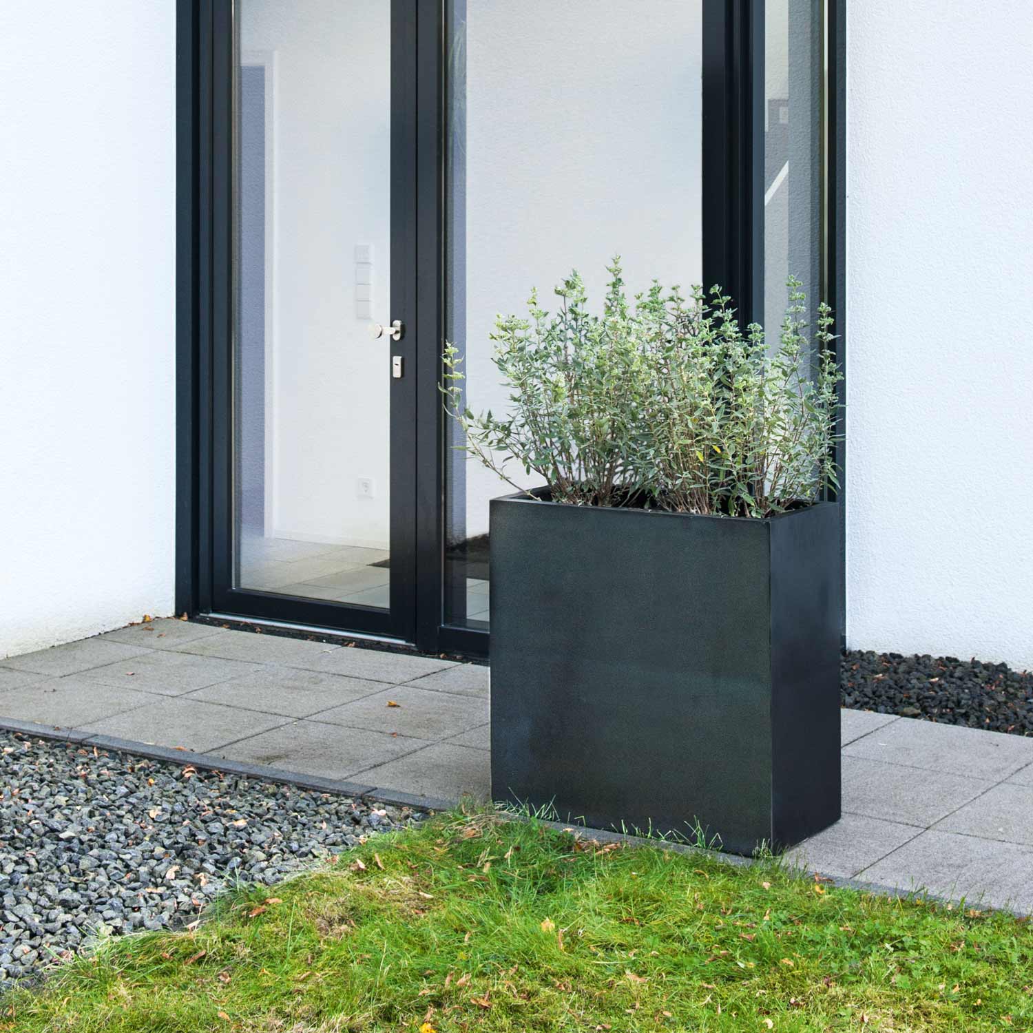 Blumentopf rechteckig in Schwarz, ideal für moderne Außenbereiche wie Terrassen, Gärten und Eingangsbereiche. Dieser stilvolle Blumenkübel bietet eine klare, rechteckige Form und sorgt für eine geordnete, strukturierte Optik. Dank des wetterfesten und langlebigen Materials eignet er sich perfekt für die Bepflanzung mit Sträuchern, Zierpflanzen oder kleinen Bäumen. Ein elegantes Gestaltungselement für jede Außenfläche.