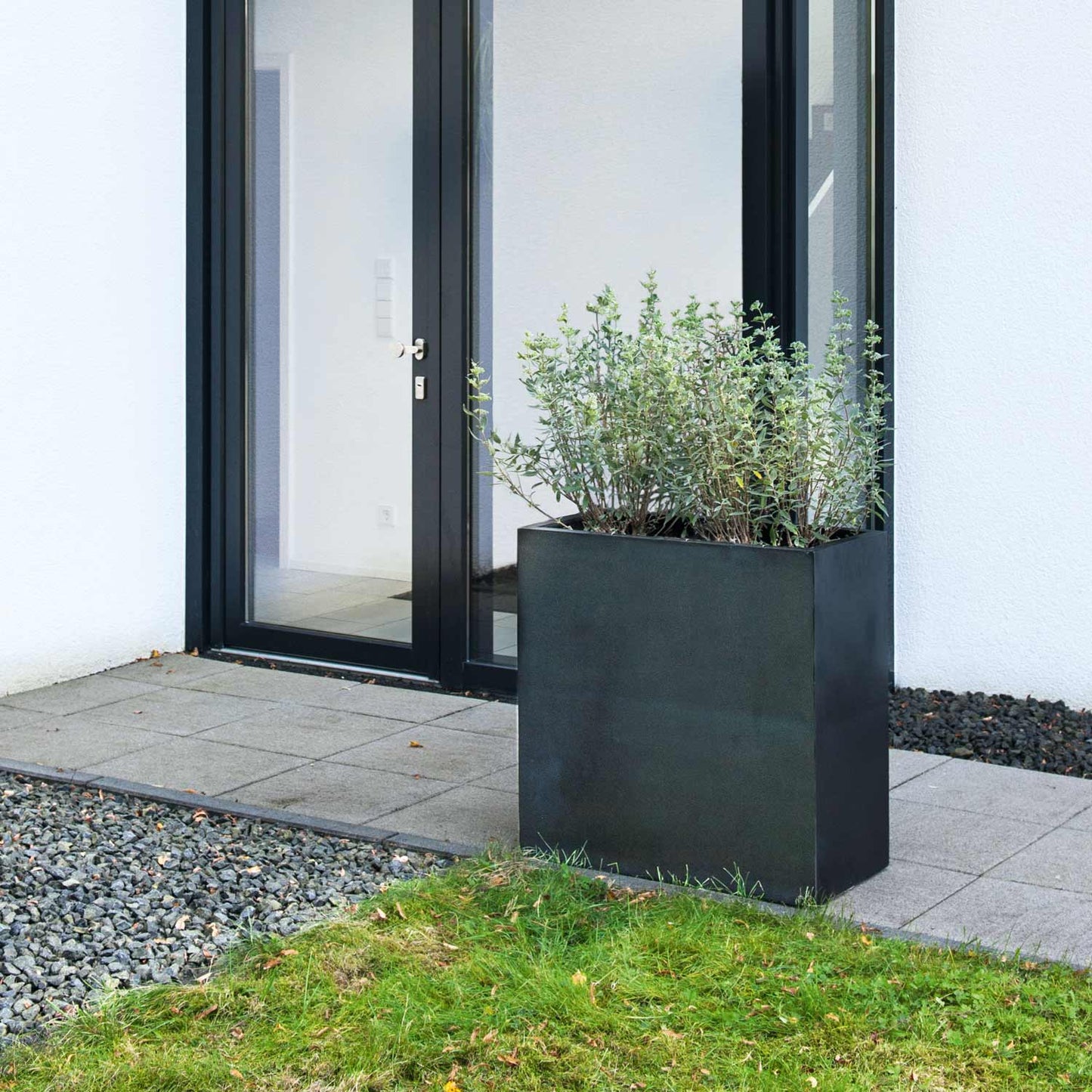 Blumentopf rechteckig in Schwarz, ideal für moderne Außenbereiche wie Terrassen, Gärten und Eingangsbereiche. Dieser stilvolle Blumenkübel bietet eine klare, rechteckige Form und sorgt für eine geordnete, strukturierte Optik. Dank des wetterfesten und langlebigen Materials eignet er sich perfekt für die Bepflanzung mit Sträuchern, Zierpflanzen oder kleinen Bäumen. Ein elegantes Gestaltungselement für jede Außenfläche.