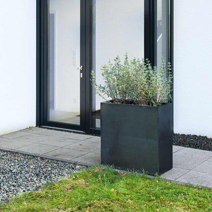 Blumentopf rechteckig in Schwarz, ideal für moderne Außenbereiche wie Terrassen, Gärten und Eingangsbereiche. Dieser stilvolle Blumenkübel bietet eine klare, rechteckige Form und sorgt für eine geordnete, strukturierte Optik. Dank des wetterfesten und langlebigen Materials eignet er sich perfekt für die Bepflanzung mit Sträuchern, Zierpflanzen oder kleinen Bäumen. Ein elegantes Gestaltungselement für jede Außenfläche.