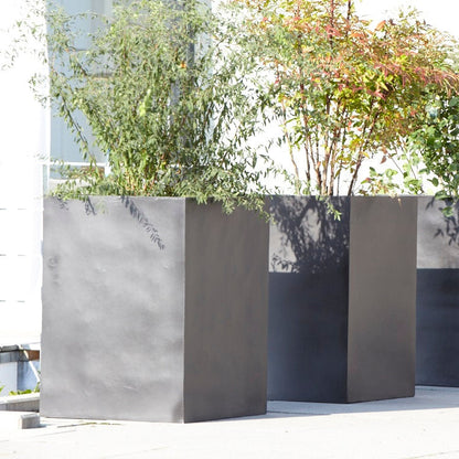 Blumentopf rechteckig in Schwarz, ideal für große Pflanzen und stilvolle Begrünung in Außenbereichen wie Gärten, Terrassen und Eingangsbereichen. Diese geräumigen Blumenkübel bieten viel Platz für Sträucher und kleine Bäume und dienen gleichzeitig als dekoratives Element oder natürlicher Sichtschutz. Das robuste, wetterfeste Material sorgt für Langlebigkeit, während das schlichte, rechteckige Design sich nahtlos in moderne Architektur einfügt.