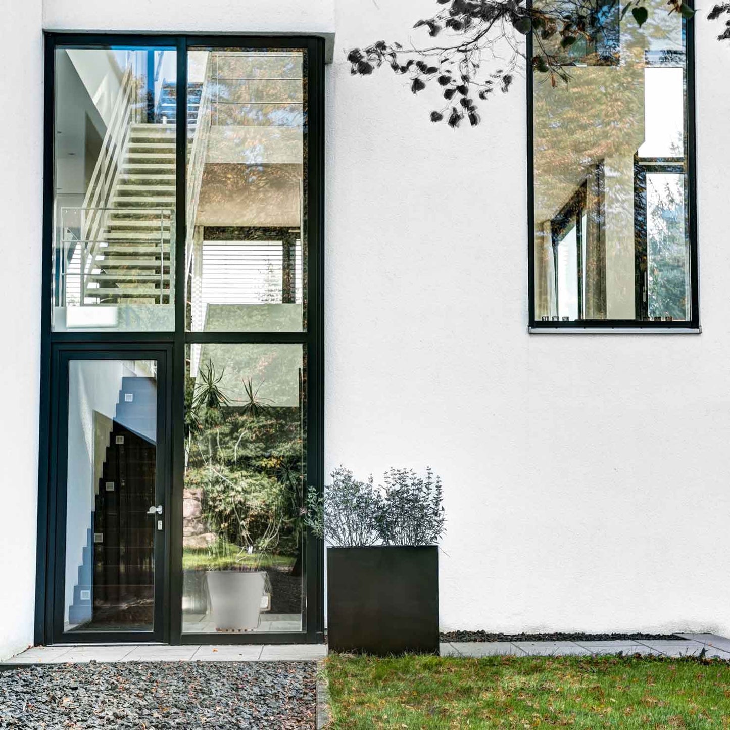 Blumentopf rechteckig in Schwarz, ideal für Gärten, Terrassen und Eingangsbereiche. Dieser moderne Blumenkübel bietet ausreichend Platz für verschiedene Pflanzenarten und eignet sich hervorragend als Sichtschutz oder dekoratives Element. Die rechteckige Form sorgt für eine klare, strukturierte Optik, während das wetterfeste Material für Langlebigkeit und Stabilität im Außenbereich sorgt. Perfekt für eine stilvolle Begrünung mit Sträuchern oder kleinen Bäumen.
