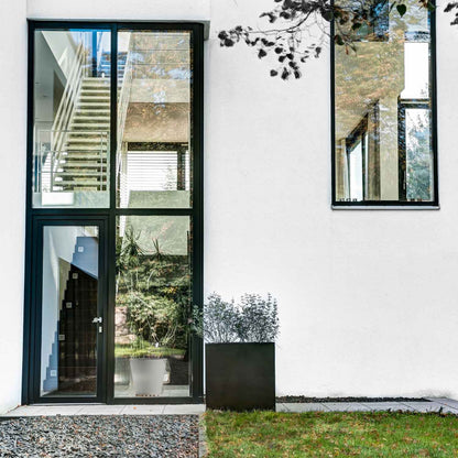 Blumentopf rechteckig in Schwarz, ideal für Gärten, Terrassen und Eingangsbereiche. Dieser moderne Blumenkübel bietet ausreichend Platz für verschiedene Pflanzenarten und eignet sich hervorragend als Sichtschutz oder dekoratives Element. Die rechteckige Form sorgt für eine klare, strukturierte Optik, während das wetterfeste Material für Langlebigkeit und Stabilität im Außenbereich sorgt. Perfekt für eine stilvolle Begrünung mit Sträuchern oder kleinen Bäumen.