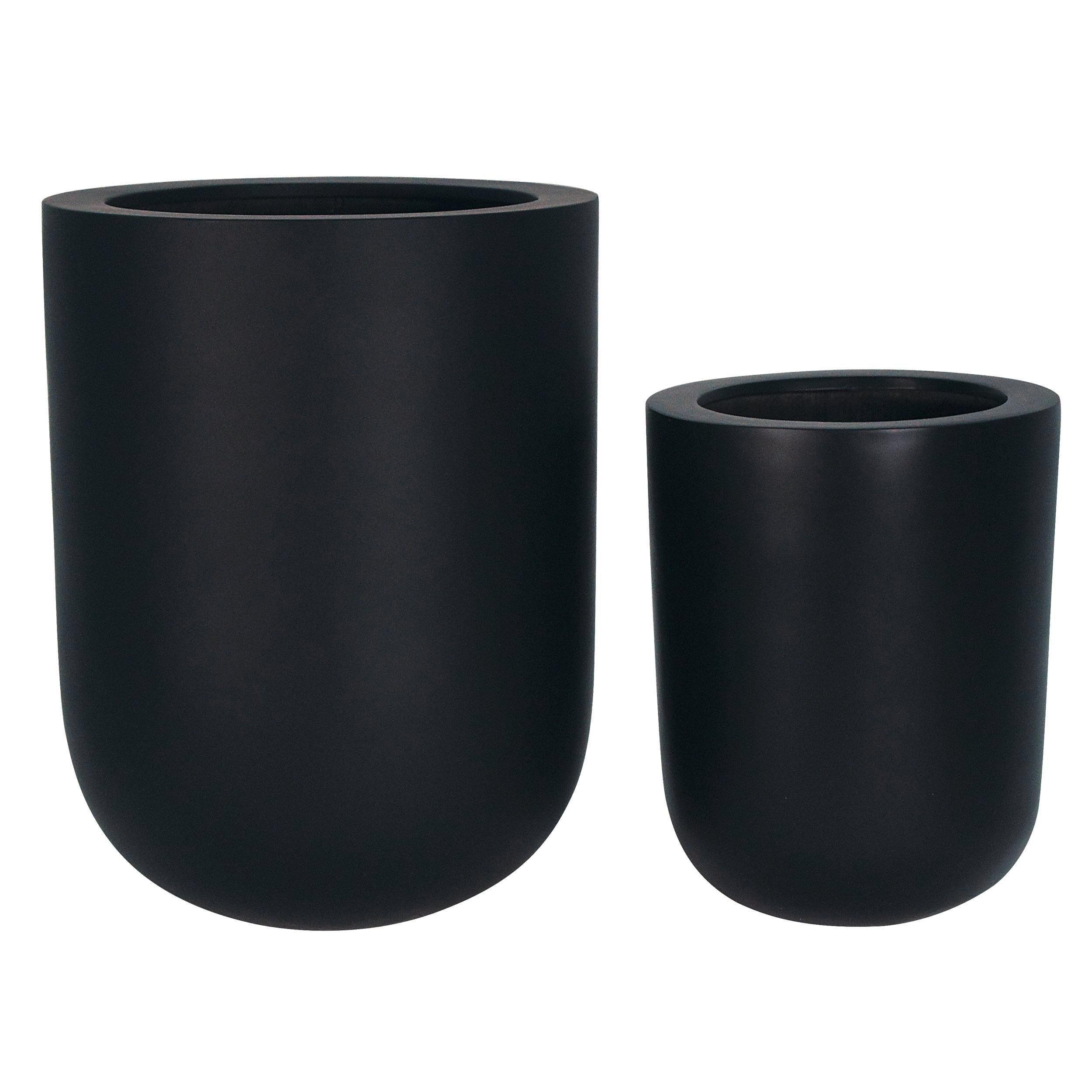 Blumentopf rund in Schwarz, ideal für die stilvolle Gestaltung von Gärten, Terrassen und Wohnräumen. Diese eleganten Blumenkübel bieten eine zeitlose Optik und passen perfekt in moderne oder minimalistische Umgebungen. Dank ihrer robusten Bauweise sind sie wetterfest und langlebig, ideal für den Einsatz im Innen- und Außenbereich. Die runde Form sorgt für ein harmonisches Gesamtbild und bietet optimale Bedingungen für verschiedene Pflanzenarten.