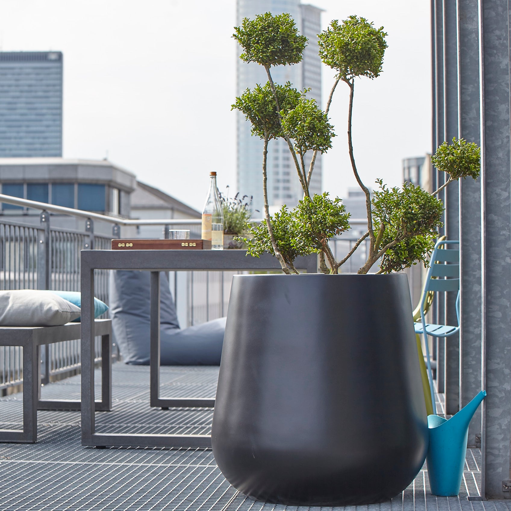 Blumentopf rund in Schwarz, ideal für stilvolle Außenbereiche wie Balkone, Terrassen und Gärten. Dieser formschöne Blumenkübel bietet eine moderne Optik mit weichen Rundungen und setzt dekorative Akzente. Durch seine robuste und wetterfeste Bauweise eignet er sich perfekt für die Bepflanzung mit Sträuchern, Bäumen oder Zierpflanzen. Das minimalistische Design fügt sich harmonisch in verschiedene Gestaltungskonzepte ein.