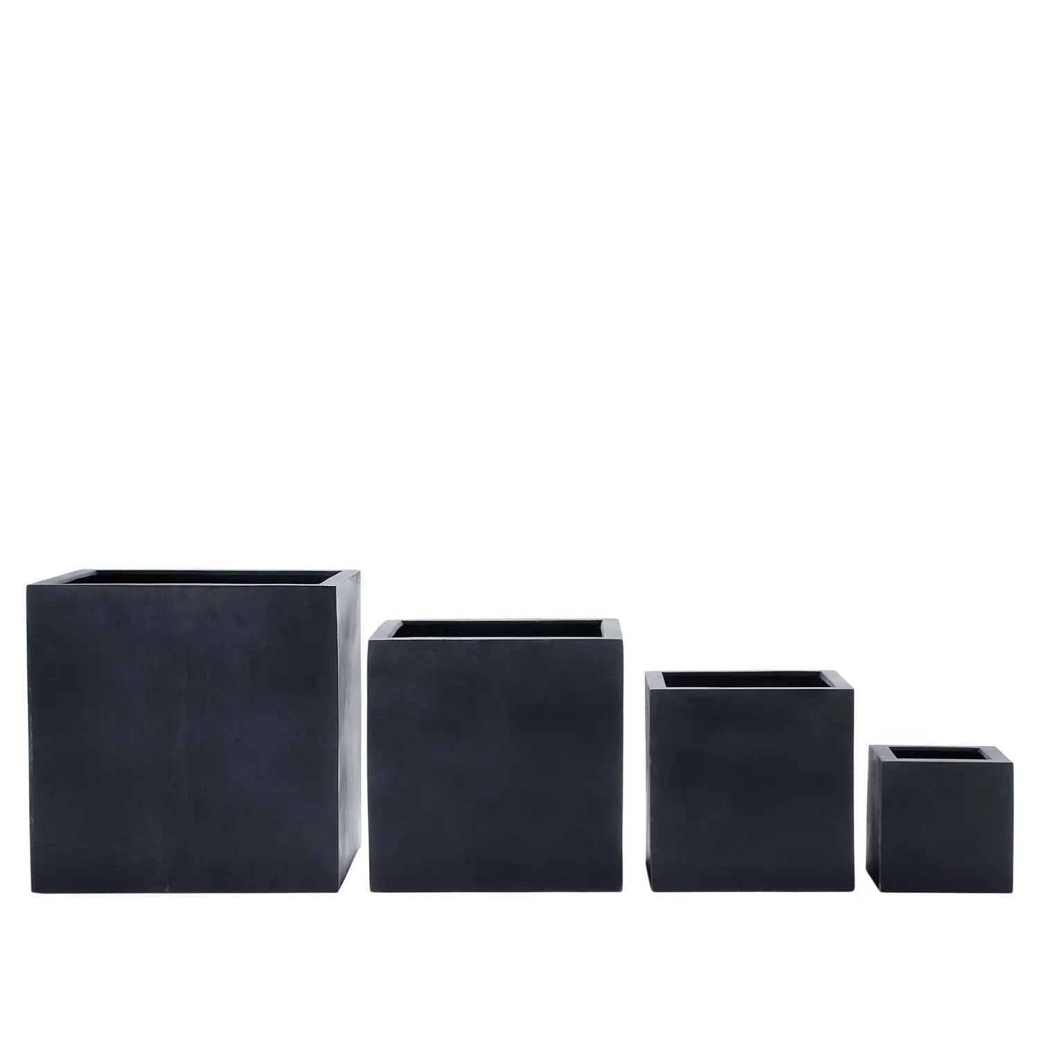 Blumentopf in Schwarz, ideal für moderne Gartenlayouts und stilvolle Außenbereiche. Diese Kollektion von kubischen Blumenkübeln bietet ein zeitgemäßes Design, das besonders gut mit minimalistischen und urbanen Ästhetiken harmoniert. Verfügbar in verschiedenen Größen, erlauben sie flexible Pflanzenarrangements von kleinen Blüten bis hin zu großen Zierpflanzen. Ihr robustes, elegantes Erscheinungsbild macht sie zu einer beliebten Wahl für Terrassen, Balkone und Innenhöfe.