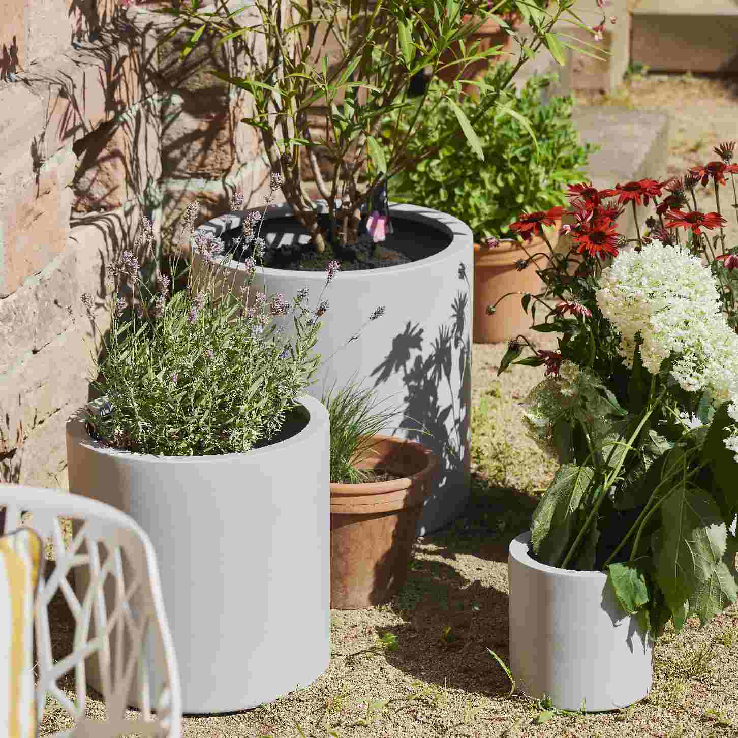 Blumentopf in hellem Weiß, optimal für das Arrangieren von Blumen und Pflanzen sowohl im Haus als auch im Freien. Dieser helle weiße Blumentopf verbindet Funktionalität mit Ästhetik und eignet sich hervorragend für die Verschönerung von Terrassen, Gärten oder Innenräumen. Seine schlichte Eleganz ermöglicht eine harmonische Integration in jede Gestaltung und bietet eine attraktive Plattform für Ihre Pflanzen.