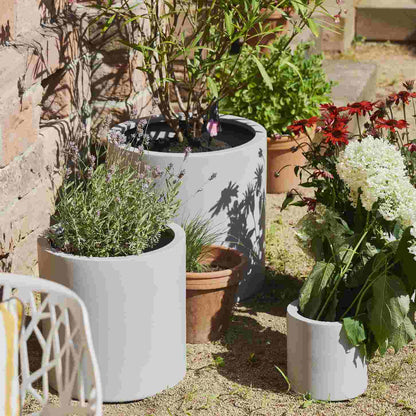 Blumentopf in hellem Weiß, optimal für das Arrangieren von Blumen und Pflanzen sowohl im Haus als auch im Freien. Dieser helle weiße Blumentopf verbindet Funktionalität mit Ästhetik und eignet sich hervorragend für die Verschönerung von Terrassen, Gärten oder Innenräumen. Seine schlichte Eleganz ermöglicht eine harmonische Integration in jede Gestaltung und bietet eine attraktive Plattform für Ihre Pflanzen.