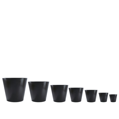Schwarzer Blumentopf, ideal geeignet für eine Vielzahl von Pflanzen, von klein bis groß. Diese runden Blumenkübel in klassischem Schwarz sind vielseitig einsetzbar und passen sowohl in Innenräume als auch in Außenbereiche. Ihr schlichtes und robustes Design macht sie sowohl praktisch als auch stilvoll, perfekt für die Schaffung durchdachter Pflanzenarrangements oder als elegante Einzelstücke in jeder Umgebung.