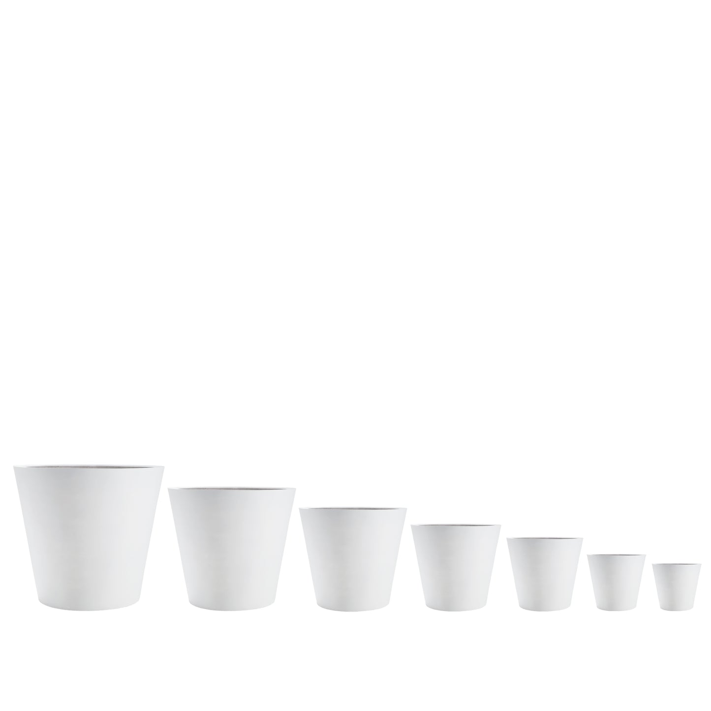 Weißer Blumentopf, perfekt für die Bepflanzung mit einer Vielfalt von Pflanzengrößen. Diese runden Blumentöpfe in elegantem Weiß sind eine ideale Wahl für die Gestaltung von Innenräumen sowie für Gärten. Ihr klares, einfaches Design macht sie zu einem vielseitigen Accessoire für jedes Zuhause oder Büro. Sie eignen sich hervorragend für einheitliche oder gestaffelte Pflanzenanordnungen und fügen sich harmonisch in jede Umgebung ein.