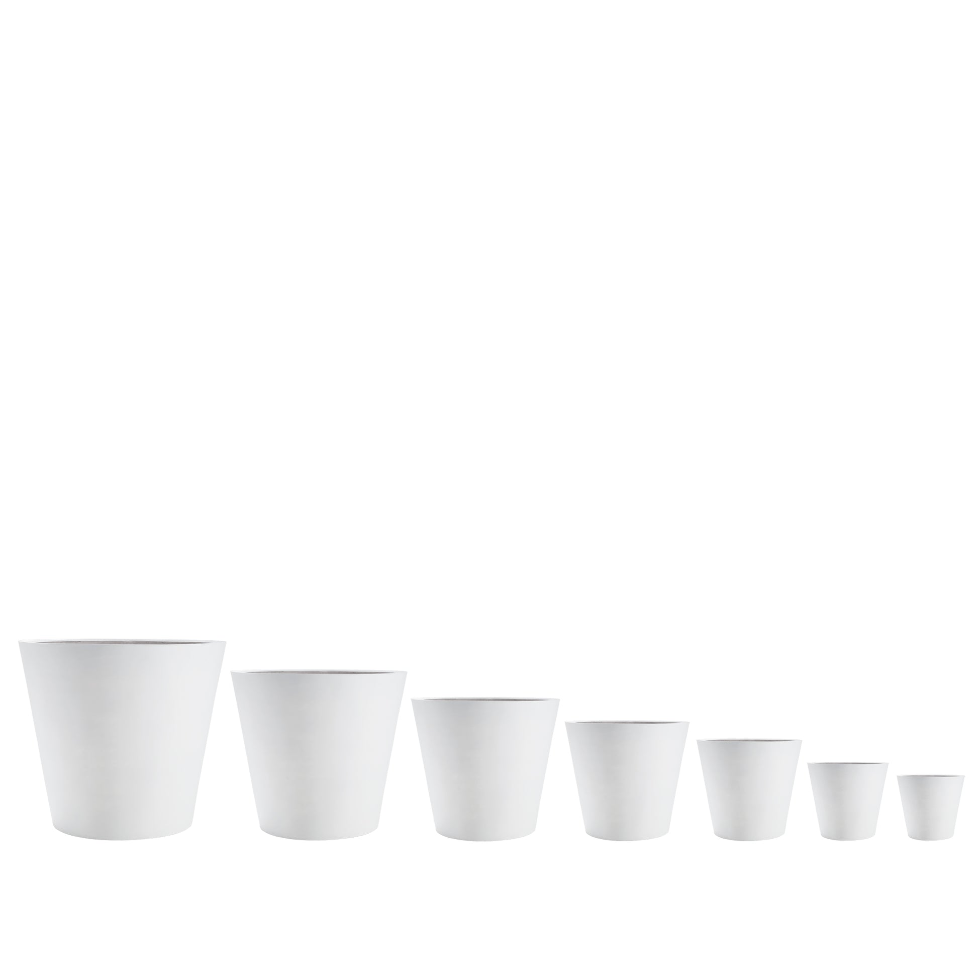 Weißer Blumentopf, perfekt für die Bepflanzung mit einer Vielfalt von Pflanzengrößen. Diese runden Blumentöpfe in elegantem Weiß sind eine ideale Wahl für die Gestaltung von Innenräumen sowie für Gärten. Ihr klares, einfaches Design macht sie zu einem vielseitigen Accessoire für jedes Zuhause oder Büro. Sie eignen sich hervorragend für einheitliche oder gestaffelte Pflanzenanordnungen und fügen sich harmonisch in jede Umgebung ein.