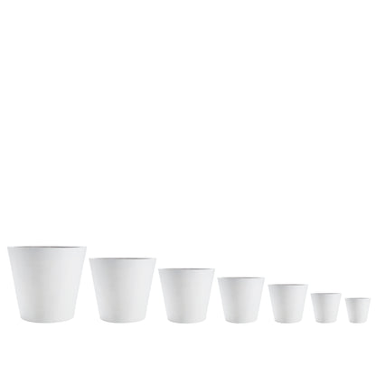 Weißer Blumentopf, perfekt für die Bepflanzung mit einer Vielfalt von Pflanzengrößen. Diese runden Blumentöpfe in elegantem Weiß sind eine ideale Wahl für die Gestaltung von Innenräumen sowie für Gärten. Ihr klares, einfaches Design macht sie zu einem vielseitigen Accessoire für jedes Zuhause oder Büro. Sie eignen sich hervorragend für einheitliche oder gestaffelte Pflanzenanordnungen und fügen sich harmonisch in jede Umgebung ein.